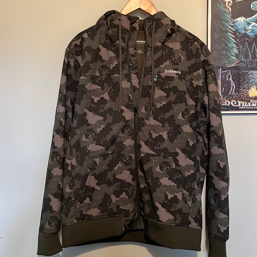 Like New excellent condition SIMMS Rogue Fleece Hoody in Camo, Green, Size Large